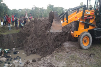 Photograph of the culling operations at village guakuchi on pub nalbari Dev block of Nalbari district on 5/11/22 for control and containment of AFRICAN swine fever.